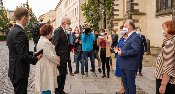 v.l.n.r.: v.l.n.r.: Staatssekretär Dr. Florian Stegmann, Ministerpräsident Winfried Kretschmann mit Ehefrau Gerlinde treffen Reiner Haseloff, Ministerpräsident von Sachsen-Anhalt, in Wittenberg (Bild: Staatsministerium Baden-Württemberg)