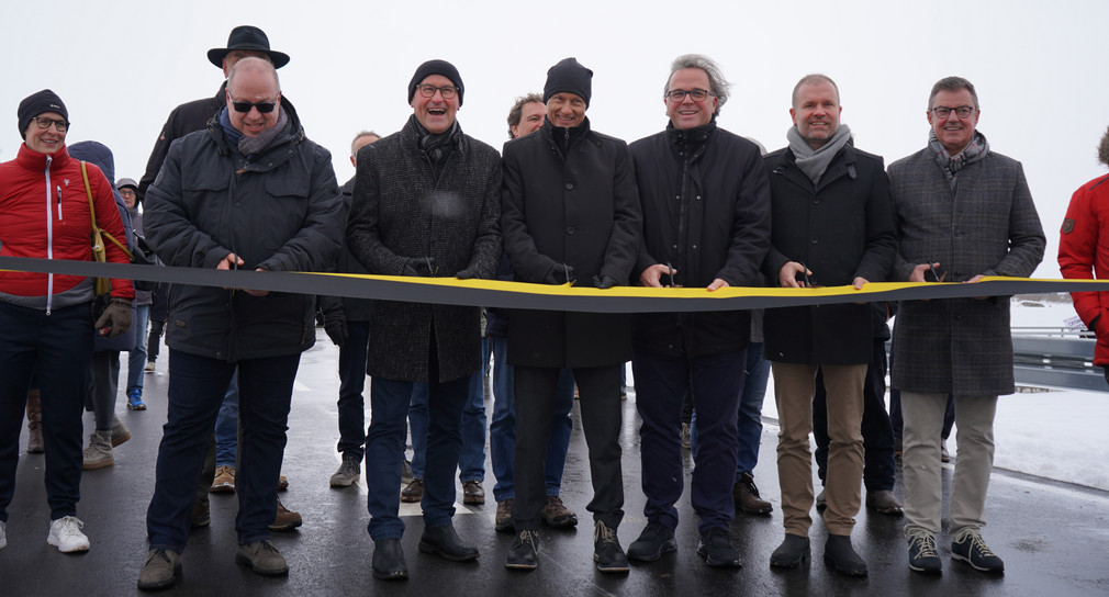 Ministerialdirektor Berthold Frieß mit Regierungspräsident Carsten Gabbert und weiteren bei der Verkehrsfreigabe der Ortsumfahrung Staufen.