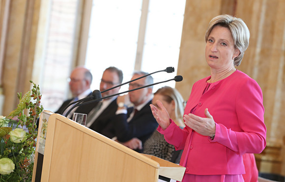 Nicole Hoffmeister-Kraut, Ministerin für Wirtschaft, Arbeit und Wohnungsbau Baden-Württemberg, bei ihrer Ansprache (Bild: Staatsministerium Baden-Württemberg)