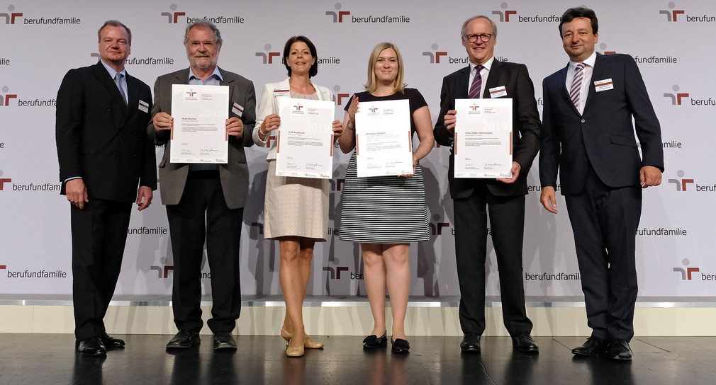 Der stellvertretende Landespolizeipräsident Dietrich Moser von Filseck (2.v.r.) nimmt das Zertifikat für die Polizei Baden-Württemberg in Berlin entgegen.