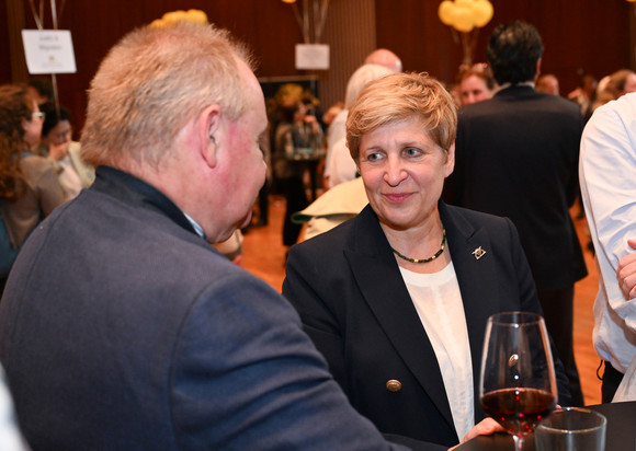 Nicole Razavi (rechts), Ministerin für Landesentwicklung und Wohnen, im Gespräch