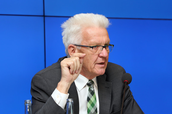 Ministerpräsident Winfried Kretschmann bei der Regierungspressekonferenz (Bild: Staatsministerium Baden-Württemberg)