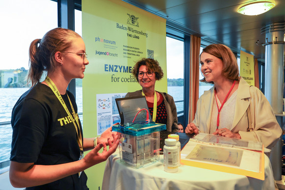 Wissenschaftsministerin Petra Olschowski (rechts) im Gespräch an einem Infostand