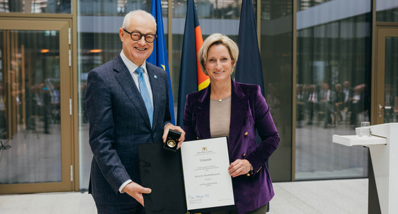 Dr. Harald Marquardt (links) und Wirtschaftsministerin Dr. Nicole Hoffmeister-Kraut (rechts) bei der Überreichung der Wirtschaftsmedaille des Landes Baden-Württemberg.