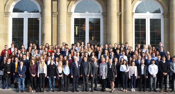 Gruppenfoto der Anwärterinnen und Anwärter vor dem Neuen Schloss in Stuttgart.