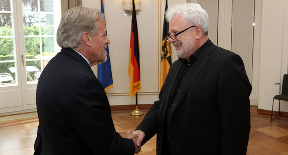 Staatsminister Klaus-Peter Murawski (r.) und der Botschafter der Republik Ecuador, Manuel Antonio Mejia Dalmau (l.)