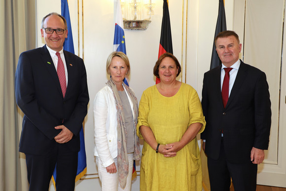 v.l.n.r.: Honorarkonsul Dr. Mathias Karl, Generalkonsulin Dragica Urtelj, Staatsministerin Theresa Schopper und der slowenische Botschafter Franc But (Bild: Staatsministerium Baden-Württemberg)