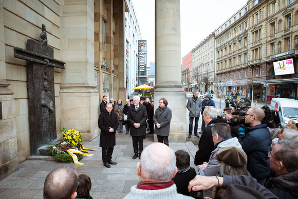 Ministerpräsident Winfried Kretschmann und Stadtdekan Monsignore Dr. Christian Hermes am Kranz zu Ehren des 75. Todestag von Eugen Bolz am Schlossplatz Stuttgart (Bild: Staatsministerium Baden-Württemberg)