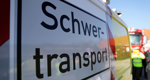 Die Aufschrift „Schwertransport“ ist auf einem neuartigen Begleit-Fahrzeug für Schwertransporte zu lesen (Bild: © dpa).