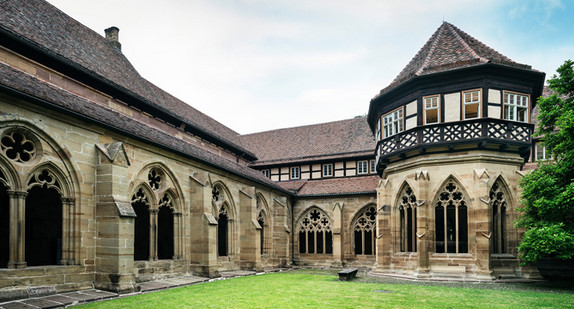 Kloster Maulbronn Garten und Kreuzgarten (Foto: © Staatliche Schlösser und Gärten Baden-Württemberg/Günther Bayerl)