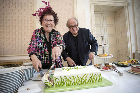 Gerlinde Kretschmann (l.) und Vincent Klink (r.) beim Tortenanschnitt