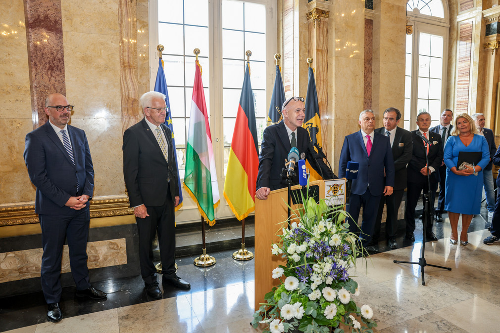 DFB-Präsident Bernd Neuendorf (Mitte) bei seiner Ansprache