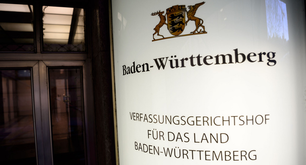 Schild des Verfassungsgerichtshofes für das Land Baden-Württemberg am Eingang.
