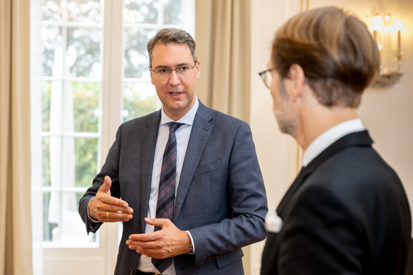 Dr. Richard Sigel (links), Landrat des Rems-Murr-Kreises, und Dr. Florian Stegmann (rechts), Staatsminister und Chef der Staatskanzlei