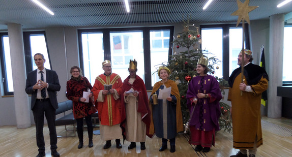 Gruppenbild mit Sternsinger und Ministerialdirektor Hammann