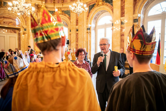 Ministerpräsident Winfried Kretschmann (r.) und seine Frau Gerlinde (l.) beim Sternsingerempfang im Neuen Schloss  (bild: Staatsministerium Baden-Württemberg)