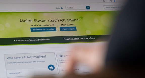 Eine Frau bedient das Portal ELSTER der deutschen Steuerverwaltungen zur Abwicklung der Steuererklärungen und Steueranmeldungen über das Internet.