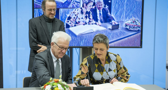 Ministerpräsident Winfried Kretschmann (l.) mit der Exekutiv-Vizepräsidentin der EU-Kommission, Margrethe Vestager (r.), und Prof. Bernhard Schölkopf im Cyber Valley in Tübingen (Bild: Staatsministerium Baden-Württemberg)