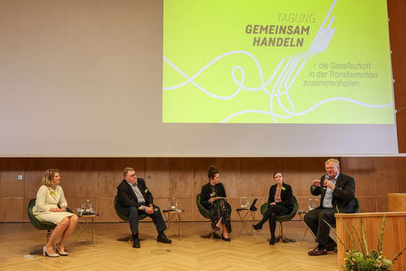 von links nach rechts: Impuls und Podiumsdiskussion mit Dr. Fritzi Köhler-Geib, Chefvolkswirtin KfW Bankengruppe, Wolf Lotter, Journalist und Autor, Moderatorin Anne Guhlich, Prof. Dr. Hanna Hottenrott, Zentrum für Europäische Wirtschaftsforschung und Dr. Stefan Hartung, Vorsitzender der Geschäftsführung Robert Bosch GmbH