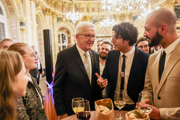 Ministerpräsident Winfried Kretschmann (Mitte) im Gespräch mit Gästen.