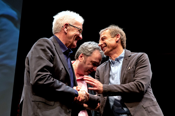 v.l.n.r.: Ministerpräsident Winfried Kretschmann, Arnd Zeigler und Jürgen Klinsmann (Bild: Staatsministerium Baden-Württemberg)