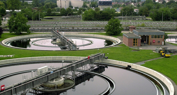 Das Nachklärbecken der Kläranlage in Stuttgart-Mühlhausen. (Bild: Marcus Führer / dpa)