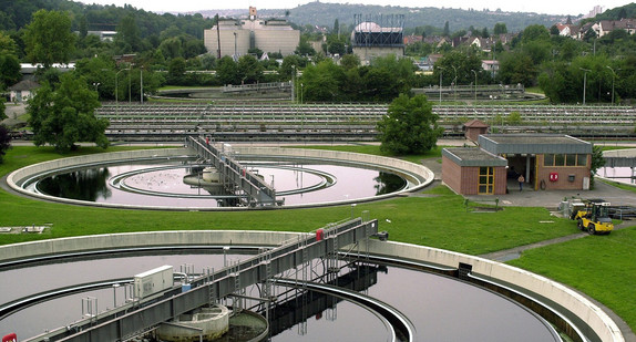 Das Nachklärbecken der Kläranlage in Stuttgart-Mühlhausen. (Bild: Marcus Führer / dpa)