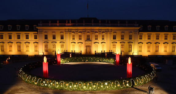 Ein überdimensionaler Adventskranz steht in Ludwigsburg (Baden-Württemberg) im Südgarten des Blühenden Barock vor dem Residenzschloss (Quelle: dpa).