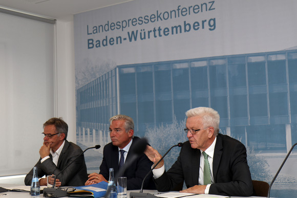 v.l.n.r.: Regierungssprecher Rudi Hoogvliet, Innenminister Tomas Stobl und Ministerpräsident Winfried Kretschmann