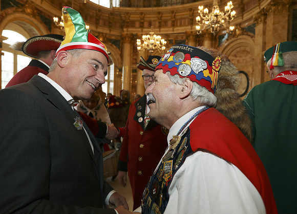 Innenminister Thomas Strobl (l.) im Gespräch mit Narren