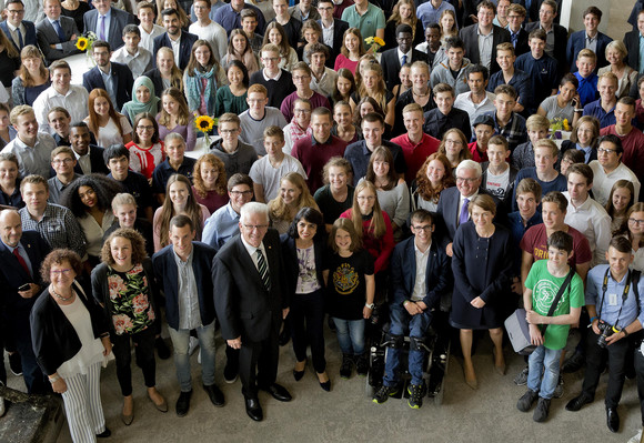 Stuttgart, Landtag: Gruppenbild mit Ministerpräsident Winfried Kretschmann, Bundespräsident Frank-Walter Steinmeier, Landtagspräsidentin Muhterem Aras und Jugendlichen