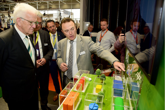 Ministerpräsident Winfried Kretschmann (l.) am Stand des Instituts für Technische Thermodynamik des Deutschen Zentrums für Luft- und Raumfahrt (DLR)