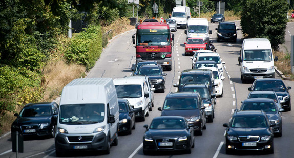 Autos fahren in Stuttgart (Baden-Württemberg) über die Straße „Am Neckartor“