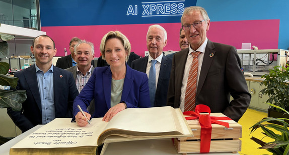 Wirtschaftsministerin Dr. Nicole Hoffmeister-Kraut beim Besuch im KI-Start-up- und Innovationszentrum AI xpress in Böblingen