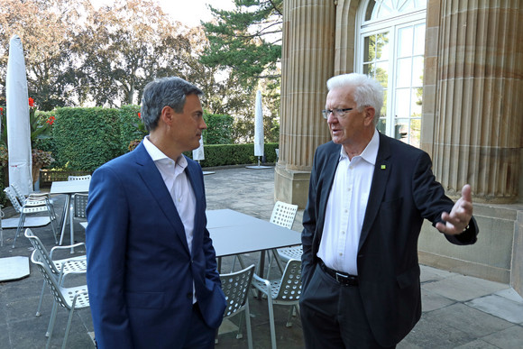 Ministerpräsident Winfried Kretschmann (rechts) und der Intendant des ZDF, Dr. Norbert Himmler (links) stehen vor der Villa Reitzenstein in Stuttgart.