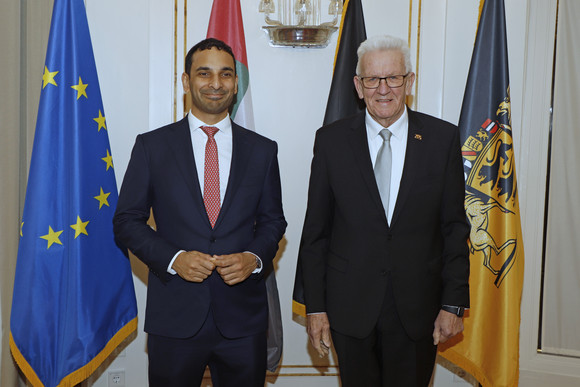 Ministerpräsident Winfried Kretschmann (rechts) und der Botschafter der Vereinigten Arabischen Emirate, Ahmed Alattar (links)