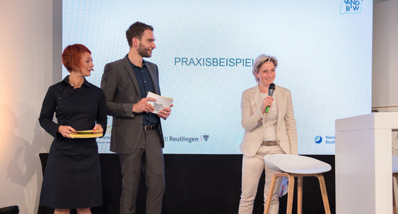 Wirtschaftsministerin Nicole Hoffmeister-Kraut (r.) spricht auf der Landeskonferenz für Kreativwirtschaft „Kreativland Baden-Württemberg“ in Reutlingen. (Foto: Marc Lutz)