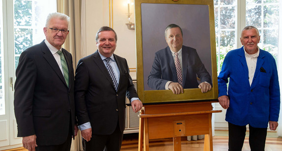 v.l.n.r.: Ministerpräsident Winfried Kretschmann, Ministerpräsident a.D. Stefan Mappus und der Künstler Jan Peter Tripp neben dem neuen Gemälde