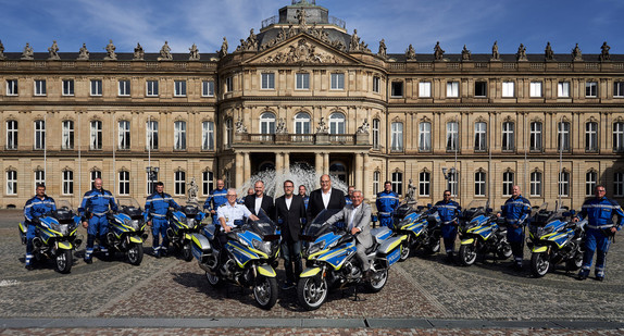 v.l.n.r: Detlef Werner (Inspekteur der Polizei), Thomas Henn (Werkstattleiter BMW Niederlassung Stuttgart), Martin Havranek (Leiter BMW Motorrad Verbund Süd-West), Roland Velten (Vertrieb BMW Motorrad Deutschland) und Minister Thomas Strobl (Bild: © Ministerium für Inneres, Digitalisierung und Migration)