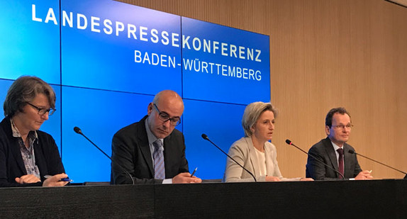 Wirtschaftsministerin Nicole Hoffmeister-Kraut (2.v.r.) bei der Landespressekonferenz zum Wirtschaftsstandort (Foto: Ministerium für Wirtschaft, Arbeit und Wohnungsbau Baden-Württemberg)