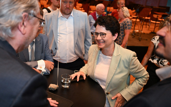 Marion Gentges (rechts), Ministerin der Justiz und für Migration, im Gespräch