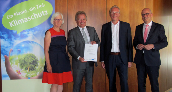 v.l.n.r.: Gudrun Heute-Bluhm, Umweltminister Franz Untersteller, Roger Kehle und Dr. Alexis von Komorowski bei der Unterzeichnung des zweiten Klimaschutzpaktes. (Foto: © Umweltministerium Baden-Württemberg)