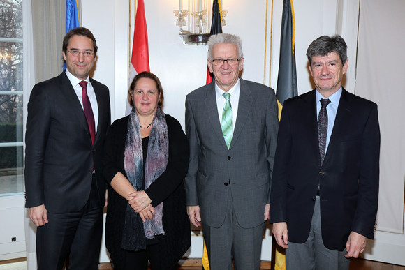 v.l.n.r.: Der österreichische Botschafter Dr. Nikolaus Marschik, Staatssekretärin Theresa Schopper, Ministerpräsident Winfried Kretschmann und der österreichische Generalkonsul Dr. Helmut Koller