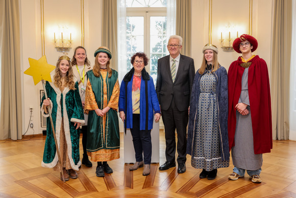 Ministerpräsident Winfried Kretschmann und seine Ehefrau Gerlinde mit der Sternsingergruppe von St. Johann Baptist Hagnau, Erzdiözese Freiburg.