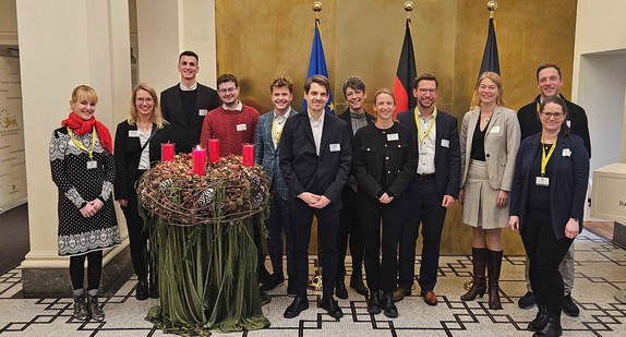 Gruppenbild anlässlich des Neumitgliedertreffens des Dynamischen Europapools am 5. Dezember 2024 in der Villa Reitzenstein in Stuttgart.