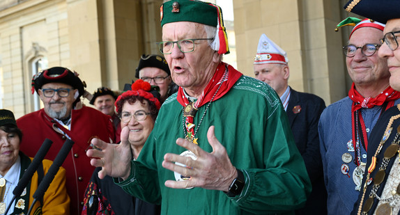 Ministerpräsident Winfried Kretschmann (Mitte) bei seiner Ansprache beim Närrischen Staatsempfang der Landesregierung vor dem Neuen Schloss in Stuttgart