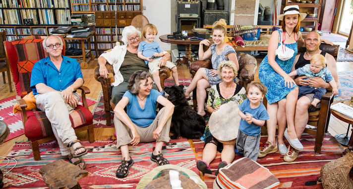 Bewohner eines Mehrgenerationenhauses sitzen im Gemeinschaftszimmer (Bild: © dpa).