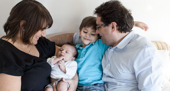 Familie auf Sofa