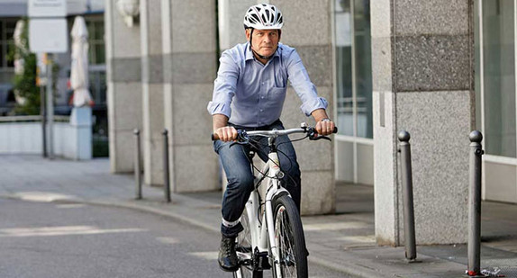 Winfried Hermann, Minister für Verkehr und Infrastruktur, auf einem Fahrrad (Foto: © Verkehrsministerium Baden-Württemberg).