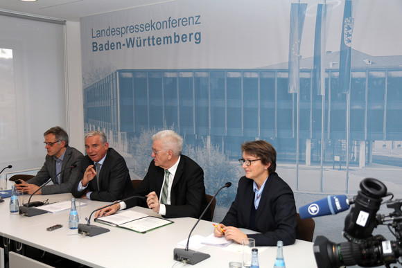 v.l.n.r.: Regierungssprecher Rudi Hoogvliet, Innenminister Thomas Strobl, Ministerpräsident Winfried Kretschmann und die LPK-Vorsitzende Barbara Schlegel